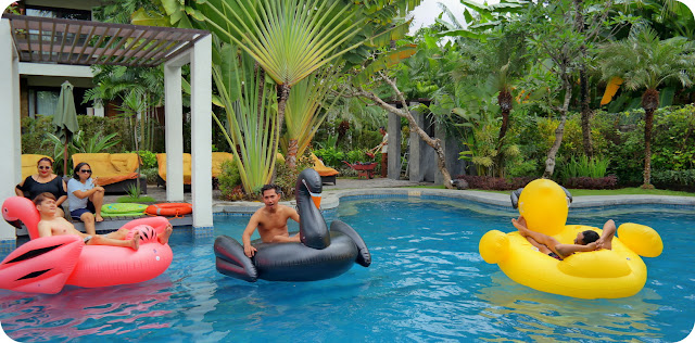 Para Pria Mandiri Berjemur Dengan Giant Floaties Di Kokonut Suites Kumpul - Kumpul MANJA di Kokonut SUITES Bali