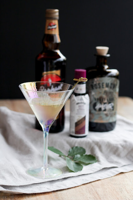 Recette du Martini Amour et Chocolat de Madame Gin  Ingrédients  2 oz de gin Rosemont Madame Gin Amour ⅓ oz d’apéritif St-Raphaël  1 trait d’Angostura chocolat  Préparation   Dans un grand verre à mélange contenant de la glace, verser le gin, le vermouth et ajouter le trait d'Angostura. Agiter à l’aide d’une cuillère jusqu’à ce que le mélange devienne onctueux.  Verser dans une coupe à Martini.