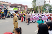 Puluhan Personel Polres Toraja Utara Diturunkan Amankan Lomba Gerak Jalan Kreatif, Drum Band dan Marching Band Rangkaian HUT RI Ke 78