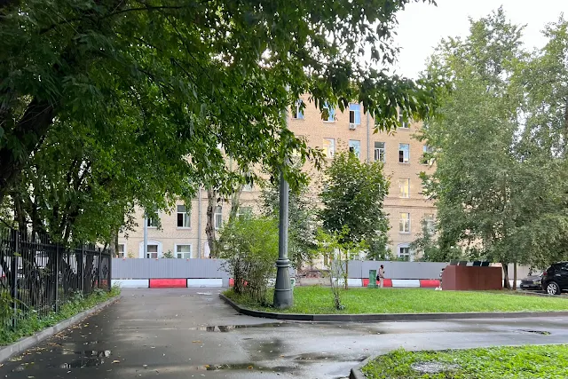 улица Добролюбова, дворы, бывшая Городская поликлиника № 111