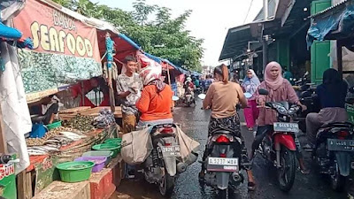 Bikin Macet dan Sempit Jalan, Pedagang Liar di Situ Ciherang di Desa Cikande Menjadi Penyebabnya, Bupati Serang Minta Turun Tangan