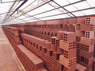 Gạch tuynel  6 lỗ Gạch tuynel  6 lỗ loại lớn là loại gạch ống xây tường rất phù hợp với các công trình nhà phố, biệt thự, nhà chuyên dụng với yêu cầu độ dày của tường lớn, khả năng cách âm, cách nhiệt tốt. Gạch tuynel 6 lỗ loại lớn thường dùng để xây tường 200mm hoặc 400mm.  Liên hệ Đặt hàng ngay: 0983485522 Hoặc (068)3502824. A Nhơn  Thông số kỹ thuật của Gạch tuynel :  - Gạch tuynel 6 lỗ có Kích thước: 210x100x57 (mm).  - Nguồn nguyên liệu: đất sét nung chất lượng cao, được ngâm ủ kỹ trong vòng 3 – 6 tháng.  - Hệ thống đùn nén và lò nung kỹ thuật cao.  - Độ rỗng: 37%  - Cường độ chịu nén: ≥ 37 N/mm2  - Độ hút nước: thấp <= 12%  - Trọng lượng: 1.5 kg/viên  - TCVN 1450:1998  và TCN 1451:1998. Gmail vlxdphucnhon@gmail.com   Chúng tôi trân trọng cơ hội được hợp tác với Quý khách!