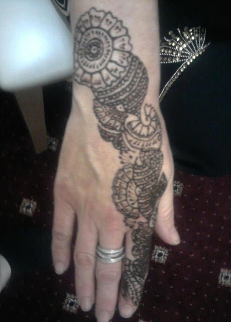 simple mehndi design on hand photo