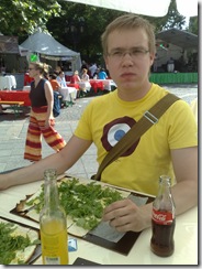 Joonas nauttii paikallista herkkua, Flammkuchenia.