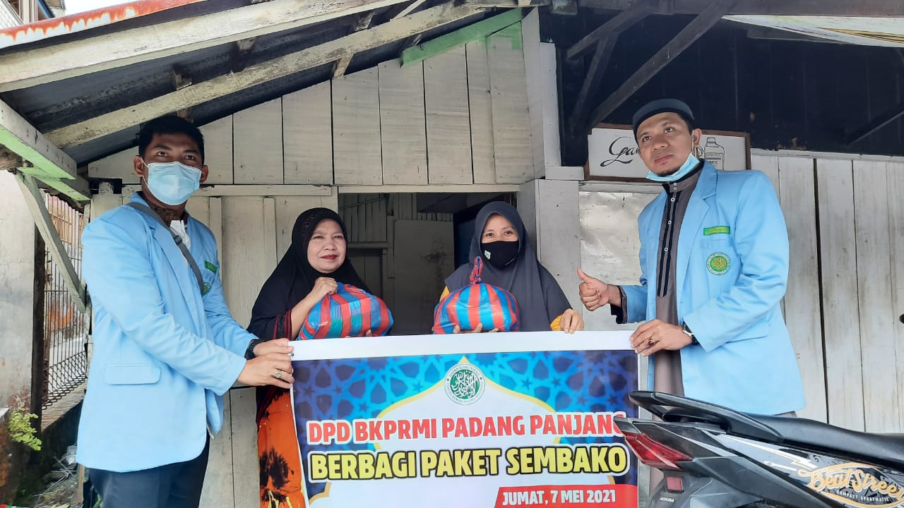 Mengisi Bulan Ramadhan, DPD BKPRMI Padang Panjang Bagikan Paket Sembako