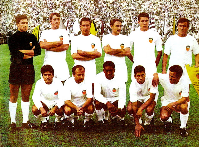 VALENCIA C. F. Temporada 1966-67. Abelardo, Sol, Mestre, Tatono, Paquito y Roberto. Poli, Guillot, Waldo, Claramunt y Jara. VALENCIA C. F. 2 CLUB ATLÉTICO DE BILBAO 1 Domingo 02/07/1967, 20:00 horas. 63º Campeonato de España Copa del Generalísimo, final. Madrid, estadio Santiago Bernabeu: 100.000 espectadores. GOLES: 1-0: 45’, Jara. 2-0: 55’, Paquito. 2-1: 63’, Argoitia.