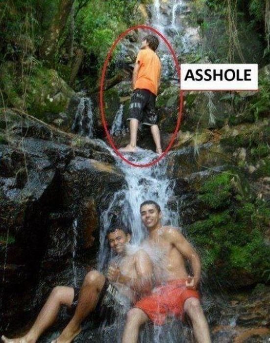 Freundschaftsfoto unter Wasserfall zum lachen. 