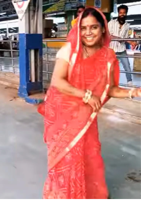 Watch: लेडी गोविंदा का रेलवे स्टेशन पर डान्स, वीडियो वायरल