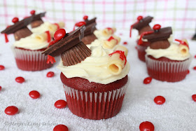 for theme a party vintage ! Manju's Delights: Eating Cupcakes Graduation party  cupcake Velvet Red
