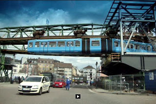 Ônibus suspenso em Wuppertal, Alemanha