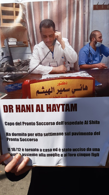 Su quest'altro cartello si trova l'immagine e la storia del Dr. Hani al Haytam: capo del pronto soccorso di Al Shifa, ha dormito per 8 settimane sul pavimento del Pronto Soccorso. Il 18/12 è tornato a casa ed è stato ucciso da una bomba assieme alla moglie a ai loro cinque figli.