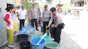 Sambut HUT ke-72 Humas Polri, Polres Sidrap Gunakan Kendaraan Armored Water Canon Lakukan Baksos Bagi-bagi Air Bersih 7 Ribu Liter ke Warga