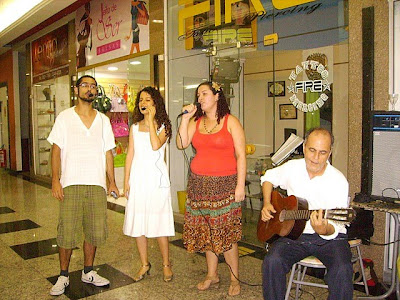 No sarau de lançamento do livro em Volta Redonda, Bianco Marques, Sara Bentes e Ângela Huggler cantam Canário do Reino, acompanhados por Sérgio Bentes ao violão.