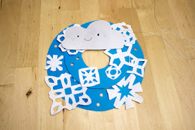 twirly whirly paper snowflake mobile- such a fun kids winter snow craft!