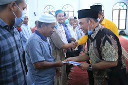 Bupati Labuhanbatu Menyalurkan Zakat dan Infaq Kepada Mustahik di Masjid Al-Ikhlas