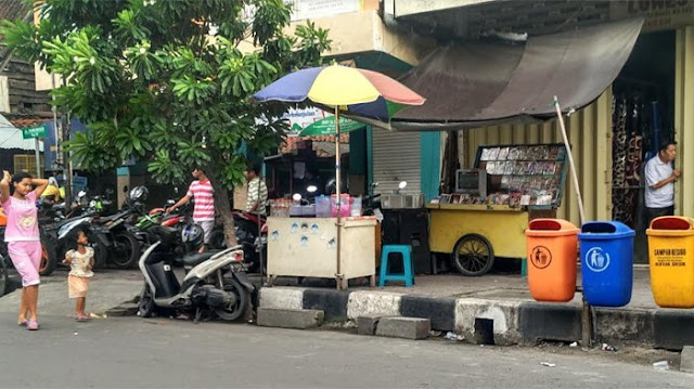 SEJUMLAH PEDAGANG KAKI LIMA DI BERSIHKAN SATPOL PP