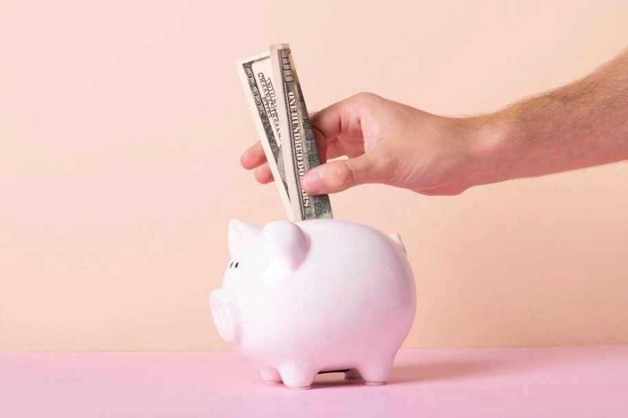 Beach Bum Boss! Learn how to achieve financial independence & design a life of freedom and flexibility. Escape the grind, work on your terms, and live your best life! #FinancialFreedom