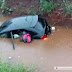 Carro com família dentro cai em buraco com água em Arapongas