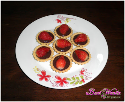 Resepi Tart Mini Coklat Strawberi Simple Sedap. Cara Buat Kulit Tart Coklat Rangup. Kulit Tart Rangup Dengan Chocolate Filling Dan Buah Strawberi Stoberi Strawberry.