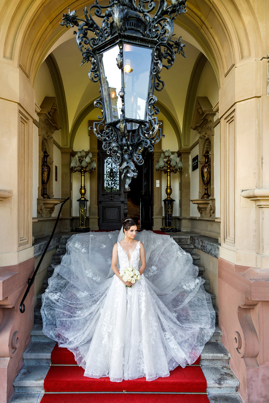 Brautfotos auf der Treppe im Schloss Hotel Lieser