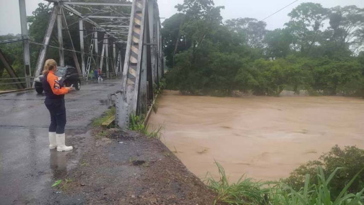 Envían alimentos insumos y maquinaria a zonas afectadas por lluvias en Barinas
