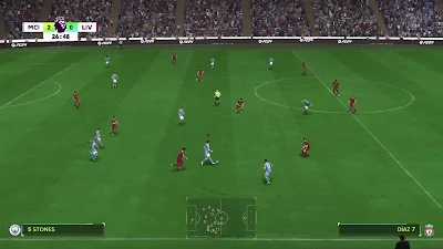 Ein Spieler kämpft um den Ball in einem intensiven Zweikampf. Die Spannung ist greifbar.