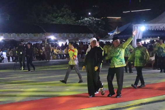 07092023 - BANUATODAY.COM - Bupati Sayed Jafar melambaikan tangan kepada warga yang menyaksikan penutupan MTQ Kabupaten Kotabaru pada Rabu malam. Humas.png