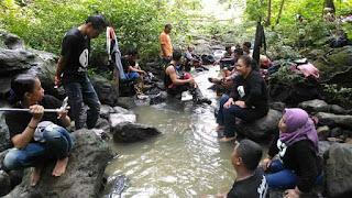 Santai sejenak komunitas Jelajah di arter Katak