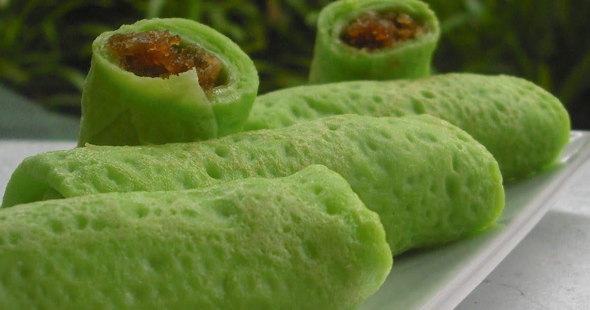 Kuih Dadar / Kuih Ketayap (Crepes with coconut filling)