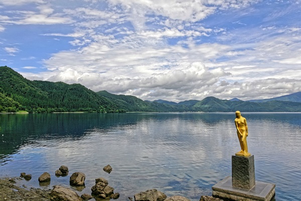 ทะเลสาบทาซาวะ (Tazawa Lake: 田沢湖)