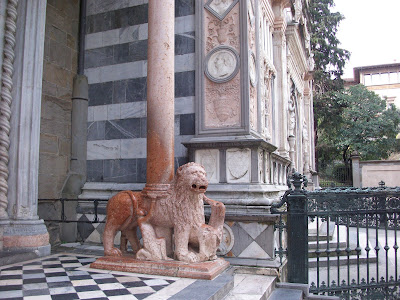 Detalle pie de columna de león en marmol entrada de la Básilica de Santa Maria Maggiore