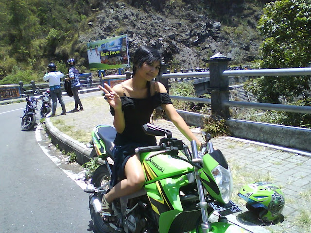 KAWASAKI NINJA 150 GREEN CUTE GIRLS