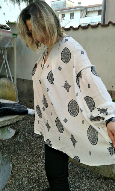 http://www.shein.com/White-Cut-Out-Front-Tribal-Print-Blouse-p-255767-cat-1733.html?utm_source=paroleopereomissioni.blogspot.it&utm_medium=blogger&url_from=paroleopereomissioni