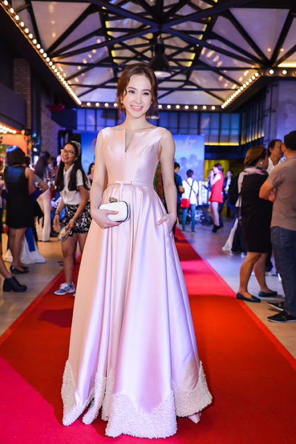 Trên thảm đỏ buổi ra mắt phim Veteran tại TP HCM, Angela Phương Trinh cũng chọn đầm Lê Thanh Hòa và được khen ngợi bởi nét duyên dáng, ngọt ngào như nàng công chúa kiều diễm. 