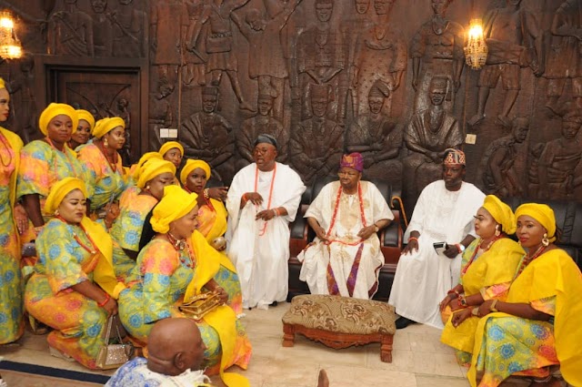 See The Beautiful Members of Egbe Bobagunwa Obinrin Omooba Akile Ijebu, As They Receive Awujale's Royal Blessings