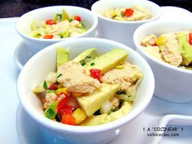 Ensalada de aguacate y huevas de merluza