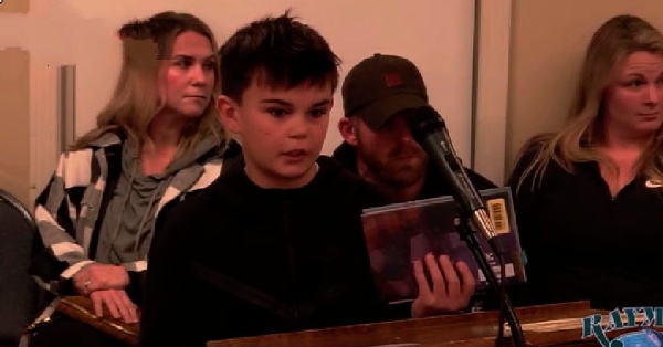 ¡VALIENTE! Niño de 11 años se enfrentó a toda la junta escolar por exhibir libros LGBT pornográficos en su escuela
