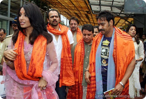 Team 'All the Best' prays at Siddhivinayak Temple001