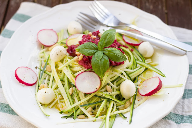 Zoodles mit Rote-Rüben-Pesto und Mozzarella