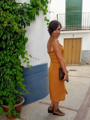 vestido con complementos marrones