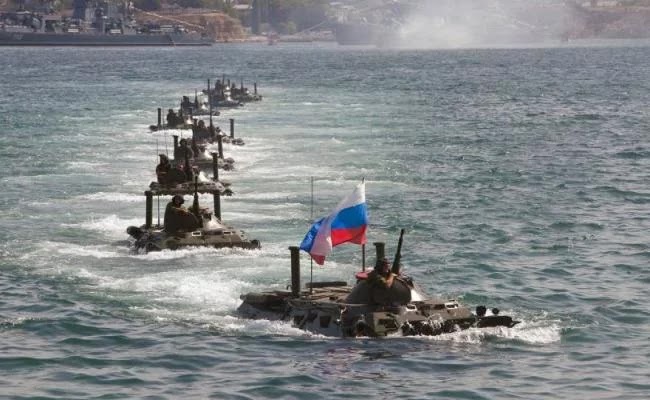 Από την Ρωσία με αγάπη: Η 810η Ταξιαρχία Πεζοναυτών του Στόλου της Μαύρης Θάλασσας μαζί με Spetsnaz σπεύδει στη Συρία (vid)