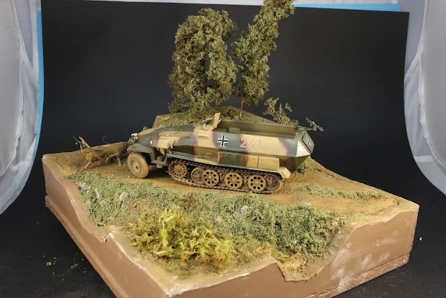 Article du blog traitant la réalisation d'un diorama avec le Sdkfz 251/1 de Tamiya au 1/35. Diorama  intitulé "sous le feu"