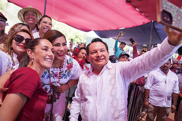 Claudia Sheinbaum y Huacho Díaz se toman selfies con militantes