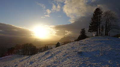 Untergehende Sonne auf dem Berg