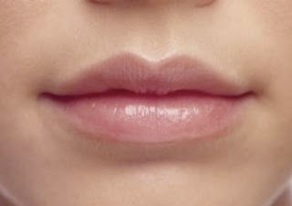tips memerahkan bibir, cara menghilangkan warna hitam di bibir