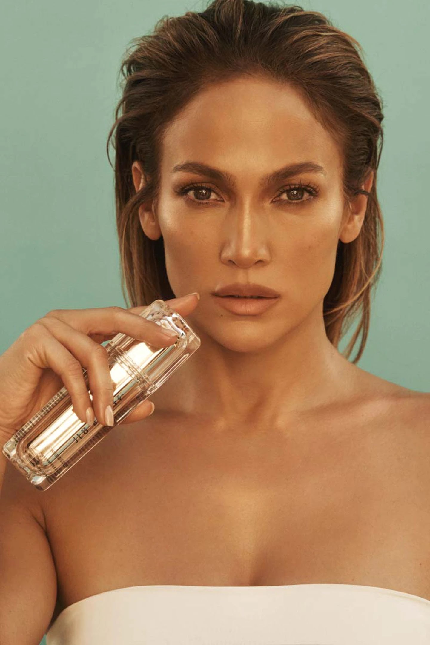 Jennifer Lopez se desnuda completamente para promocionar su nueva línea de belleza