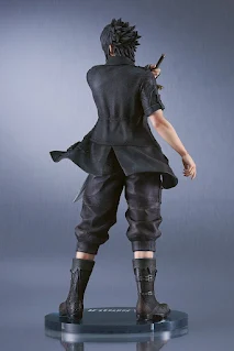 Figura de Noctis Lucis Caelum de Final Fantasy XV por Square Enix y Good Smile Company, con detalles realistas y pose imponente.