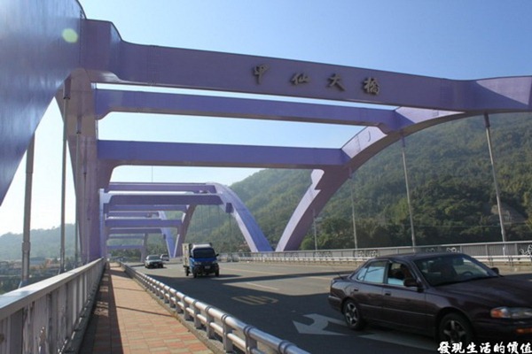 於2010年6月26日重建完成啟用通車的甲仙大橋，聽說晚上的甲仙大橋會發出21種不同色彩的LED造型燈光，可惜無法待到晚上。