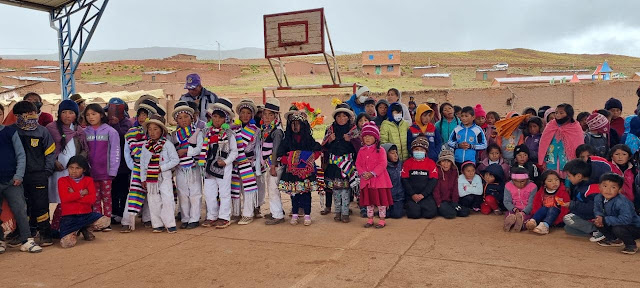 Mehr als 200 Schüler haben dank unserer lieben Spender Schulmaterialien in der Bildungseinheit von Tomaycuri - Potosí - Bolivien erhalten. Auch der Regen und die einsetzende Kälte konnten das nicht verhindern. Die Schüler und Lehrer der ganzen Schule haben sich mit Tanzvorführungen für die Schulmaterial Spenden bei mir und natürlich ganz besonders bei den Spendern bedankt.