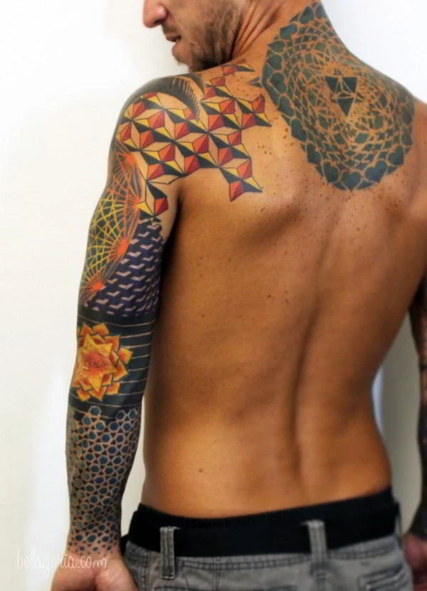 Vemos a un hombre con tatuajes geometricos 